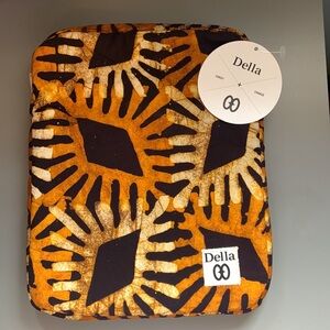 Carring case, I pad case. NWT. This a a brand new case in perfect conditions.